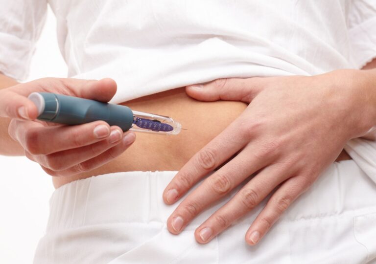 Person spritzt sich eine Abnehmspritze in den Bauch – Anwendung eines GLP-1 Pens zur Gewichtsreduktion