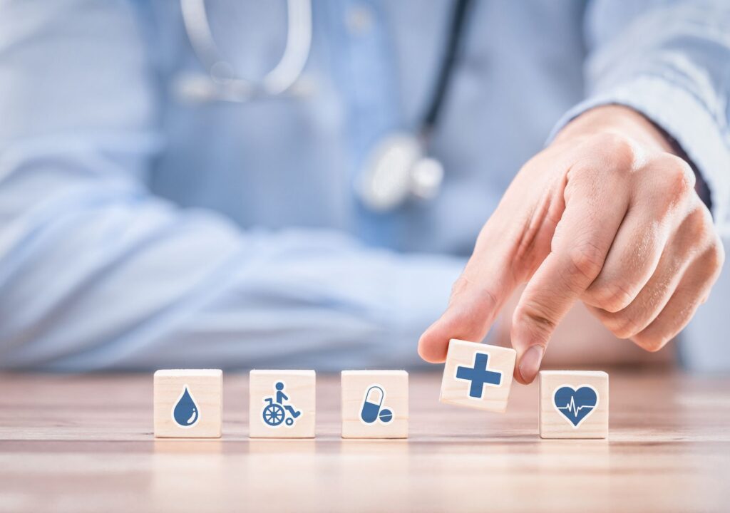 Krankenkasse und Gesundheitssymbole – Erstattung von Abnehmspritzen in Deutschland