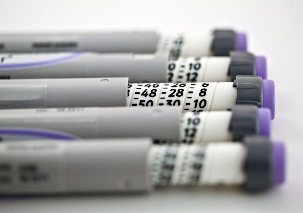 Vergleich von Abnehmspritzen: Fertigpens wie Ozempic, Wegovy, Mounjaro, Saxenda und Rybelsus nebeneinander