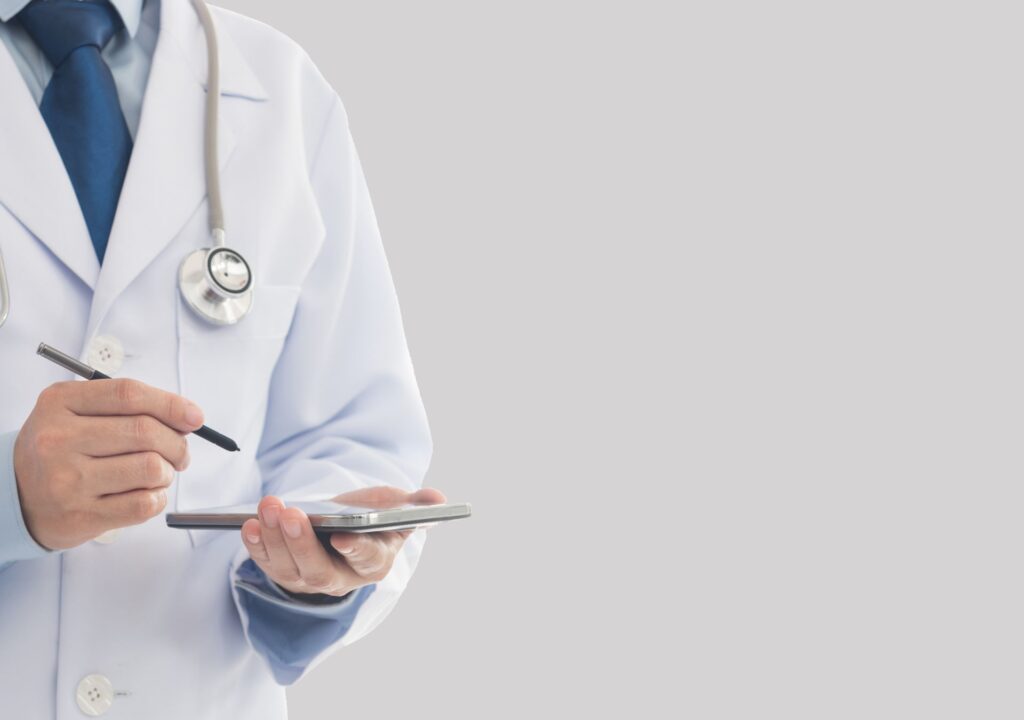 Arzt mit Stethoskop nutzt Tablet – Symbolbild für medizinische Expertise im Abnehmspritze Ratgeber
