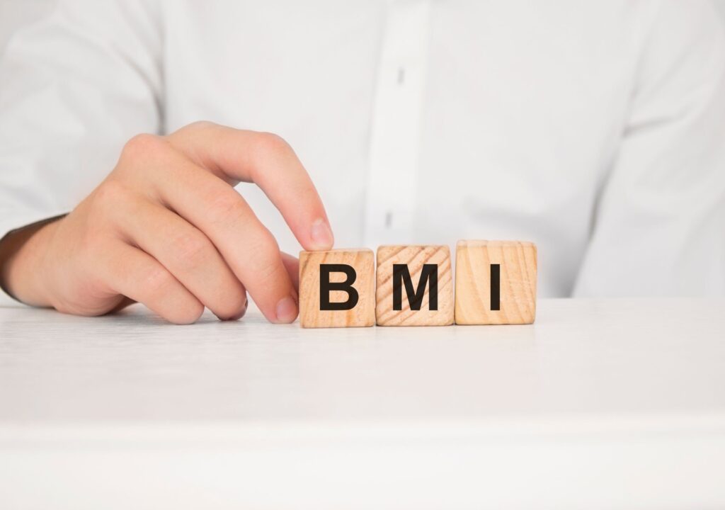 Holzwürfel mit der Aufschrift BMI – wichtiges Kriterium für die Voraussetzungen einer Abnehmspritze bei DoktorABC