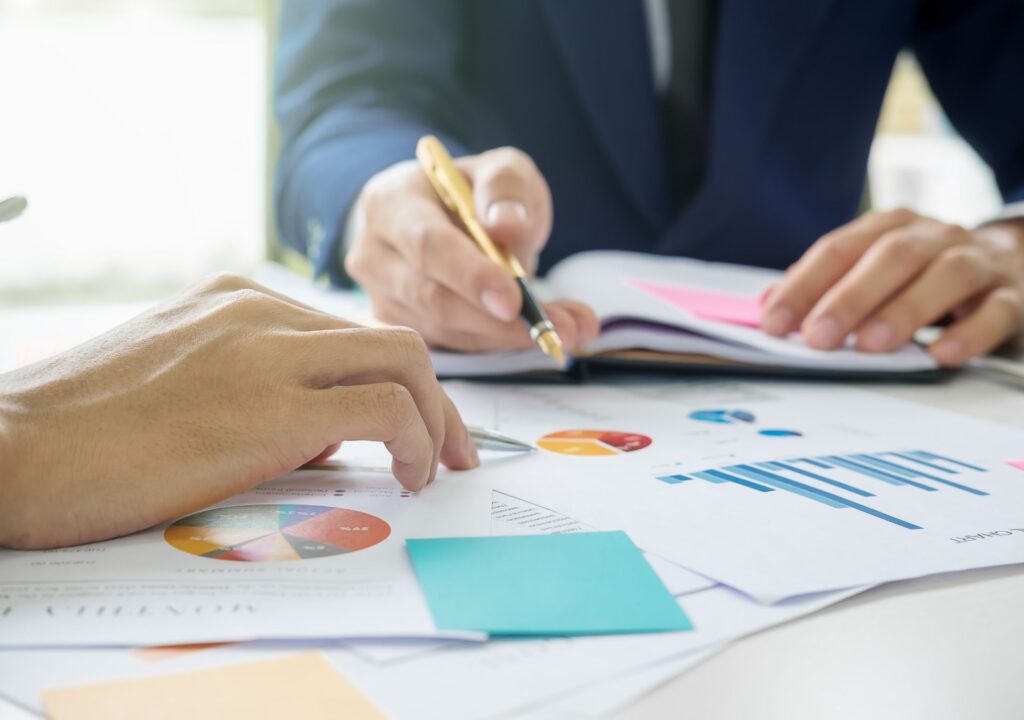 Redaktionsteam bei der Analyse von Studien und Daten – Symbolbild für die sorgfältige Recherche im Abnehmspritze Ratgeber