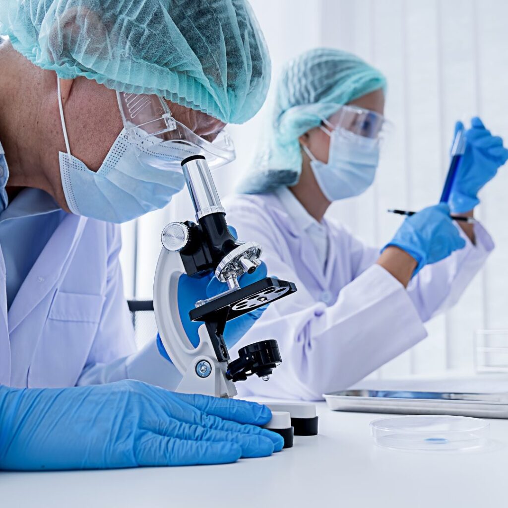 Medizinisches Forschungsteam mit Mikroskop – wissenschaftliche Expertise hinter unserem Abnehmspritzen-Ratgeber