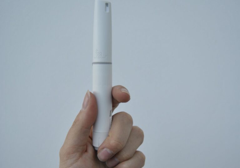 Hand hält einen Wegovy Abnehmspritze Pen zur Gewichtsreduktion