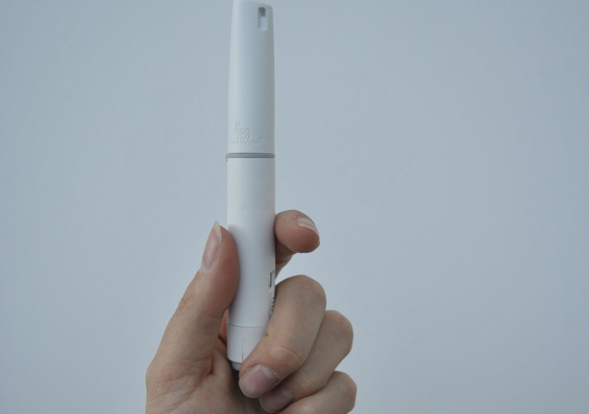 Hand hält einen Wegovy Abnehmspritze Pen zur Gewichtsreduktion