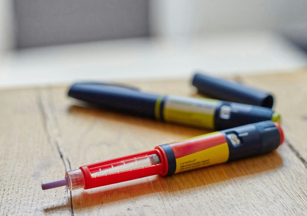 Unterschiedliche Abnehmspritzen Pens in verschiedenen Farben – Entscheidungshilfe für die richtige Wahl zwischen Ozempic, Wegovy, Mounjaro, Saxenda und Rybelsus