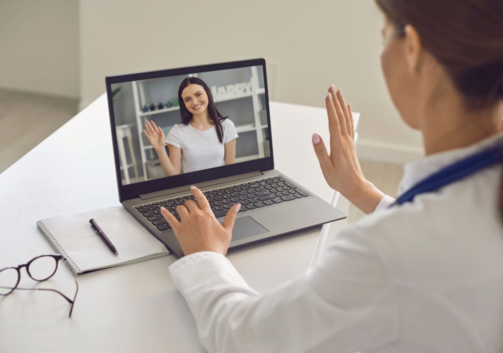Ärztin spricht per Videocall mit Patientin – Beispiel für digitale Beratung bei ZAVA Online-Arztpraxis