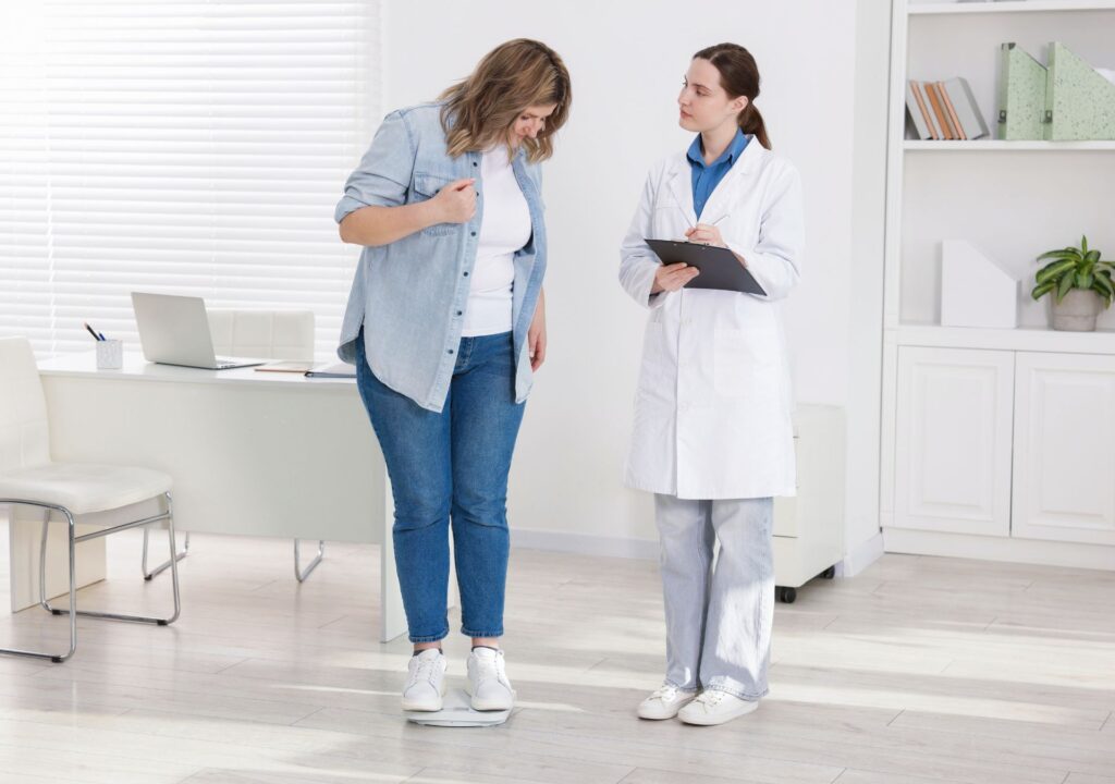 Ärztin berät Patientin zur Abnehmspritze und möglichen Alternativen, wenn die Krankenkasse die Kosten nicht übernimmt