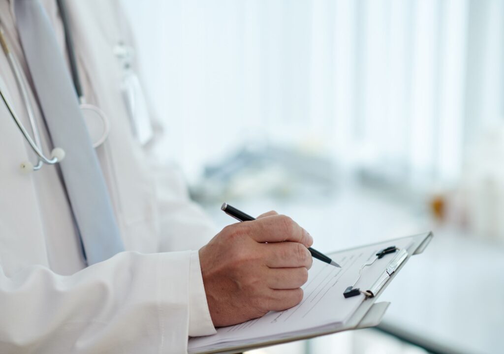 Ärztin überprüft medizinische Unterlagen – Symbolbild für die Prüfung seriöser Anbieter von Abnehmspritzen
