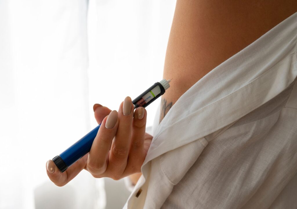 Frau recherchiert online nach Abnehmspritze ohne Rezept – Symbolbild für den wachsenden Trend und das hohe Suchinteresse 2025