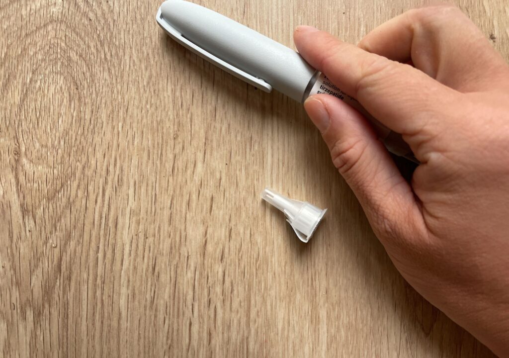 Hand hält eine Abnehmspritze mit abgenommener Schutzkappe – Beispiel für sichere Anwendung nach ärztlicher Online-Verschreibung