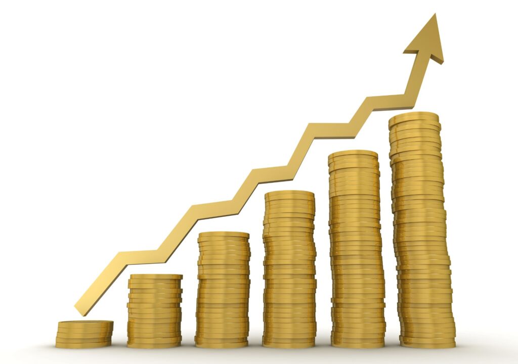 Goldene Münzstapel mit Aufwärtspfeil – Symbol für steigende Preise von Abnehmspritzen 2024 bis 2025