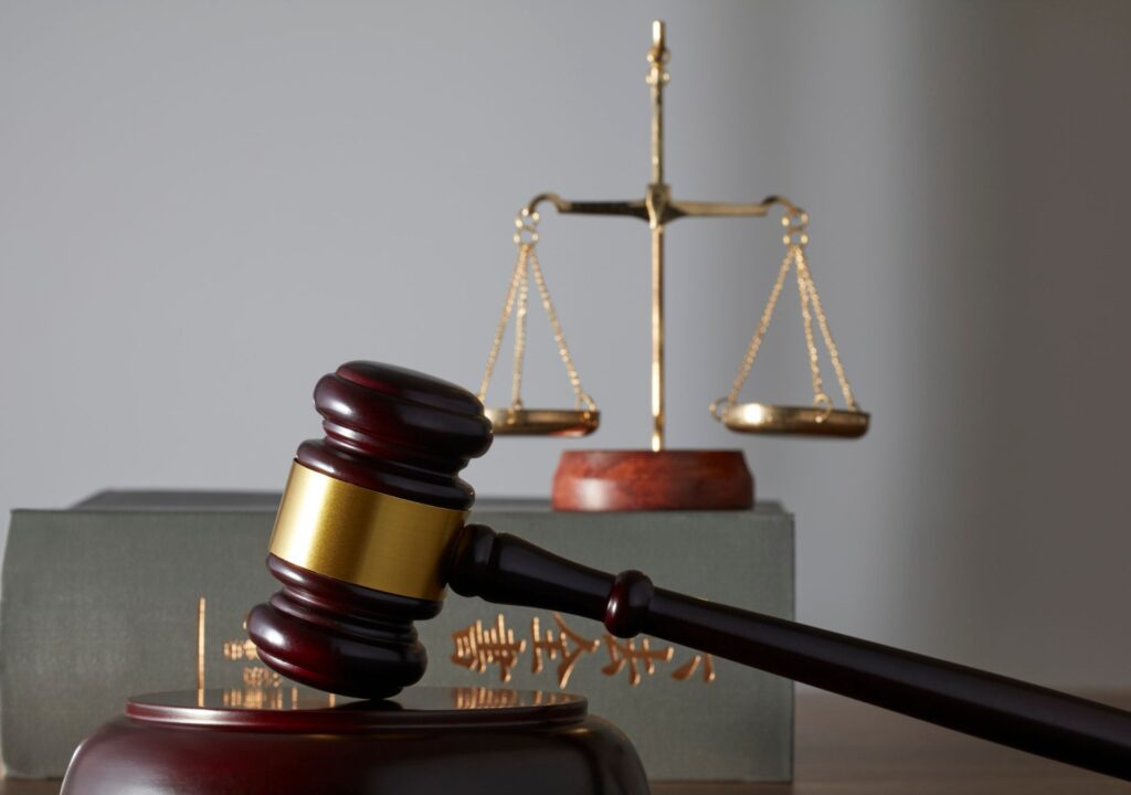 Richterhammer und Waage der Justiz symbolisieren Gerichtsurteile zur Abnehmspritze und die aktuelle Rechtslage zur Kostenübernahme durch Krankenkassen im Jahr 2025