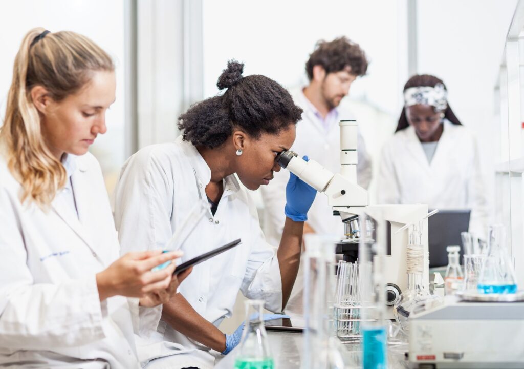 Forschende im Labor analysieren GLP-1-Wirkstoffe unter dem Mikroskop – wissenschaftliche Studien belegen die langanhaltende Wirkung der Abnehmspritzen über mehrere Wochen