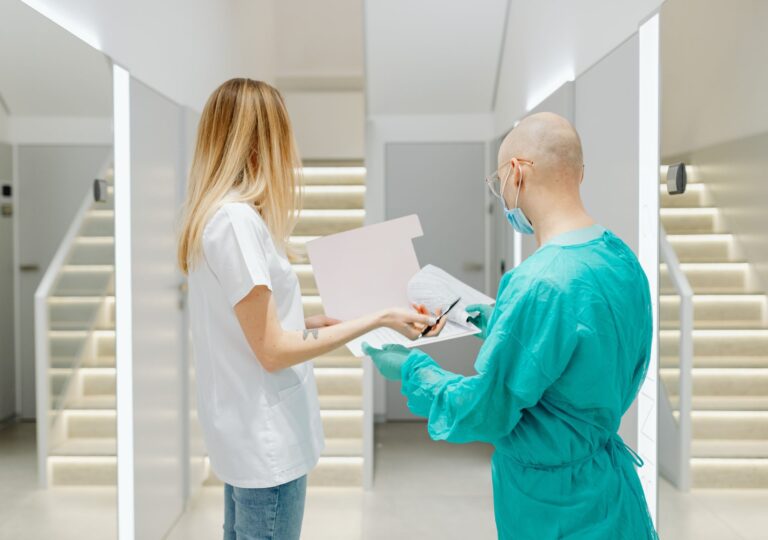 Ärztin und Arzt besprechen medizinische Unterlagen in moderner Klinik – Symbolbild für Kosten und Erstattungsfragen bei Abnehmspritzen