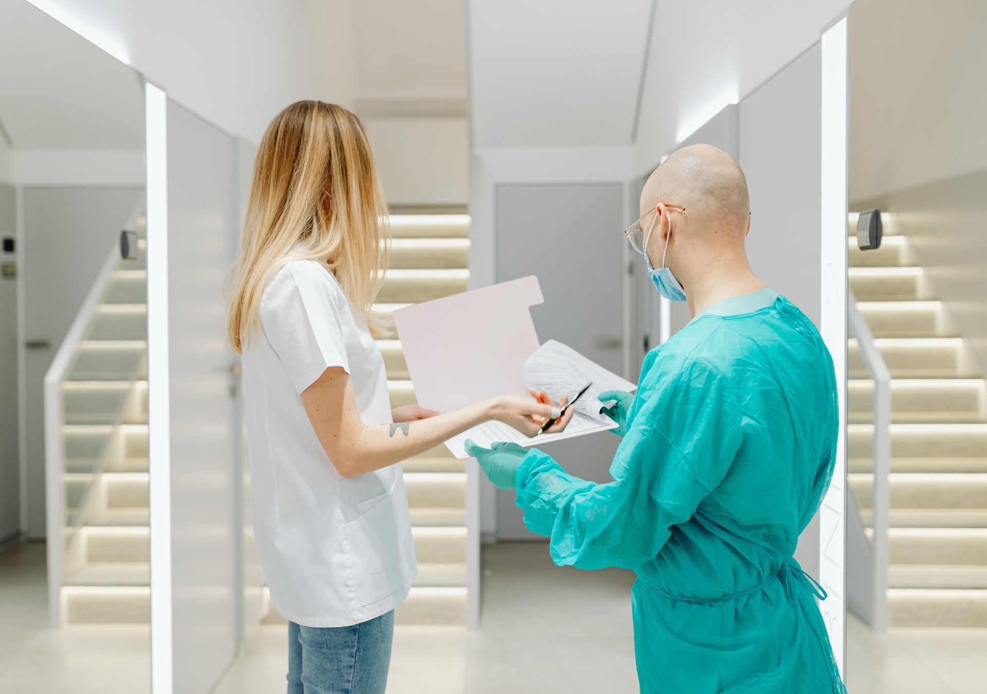 Ärztin und Arzt besprechen medizinische Unterlagen in moderner Klinik – Symbolbild für Kosten und Erstattungsfragen bei Abnehmspritzen