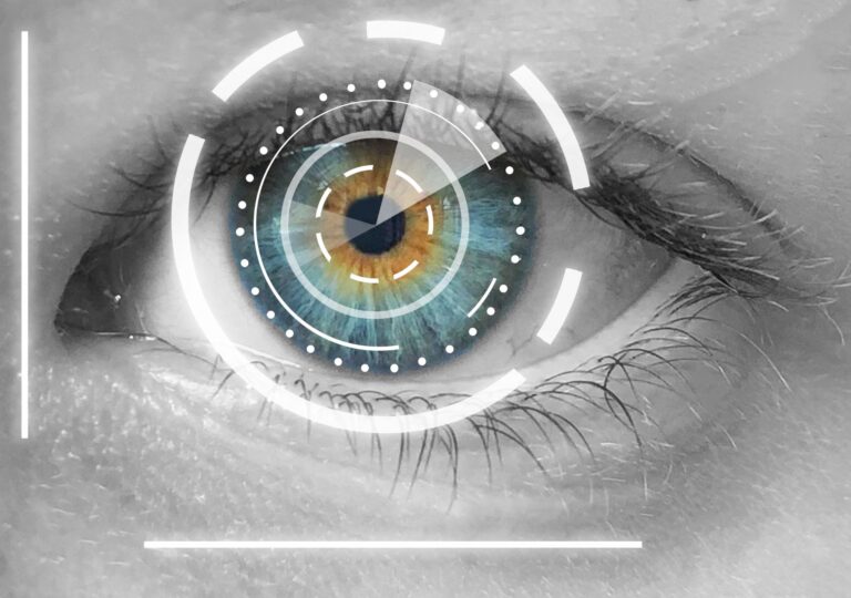 Symbolbild eines menschlichen Auges mit digitaler Analyse – Hinweis auf mögliche Augenschäden durch Ozempic laut neuer EMA-Warnung