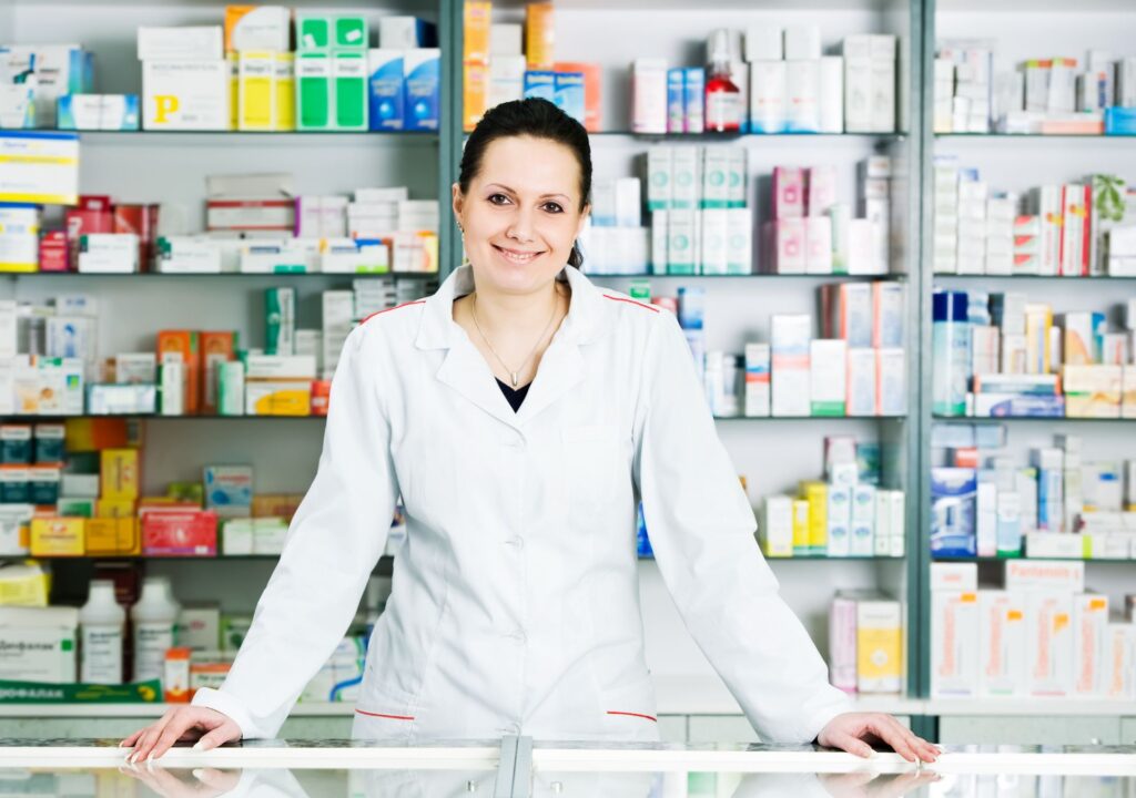 Apothekerin in deutscher Apotheke informiert Patienten über Ozempic-Lieferengpässe 2026