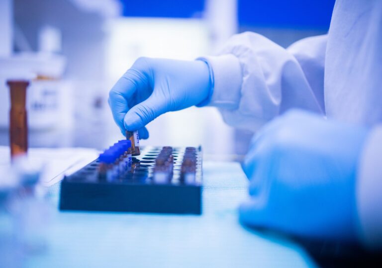 Forscher im Labor analysiert Proben zu Semaglutid und Tirzepatid, um die Wirksamkeit der GLP-1-Medikamente in aktuellen Studien zu vergleichen.